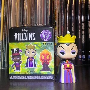 Disney Villains Mystery Mini Vinyl Figure (Evil Queen)